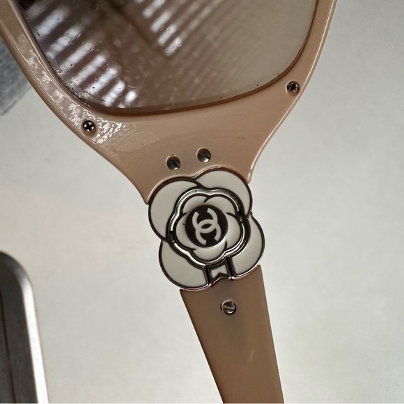 CHANEL Camellia sunglasses and case - Picture 15 of 16